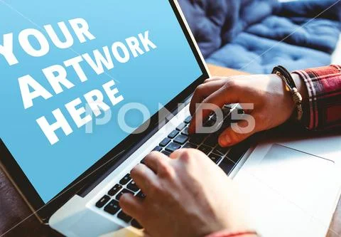 PSD template of man working on laptop at table in home PSD 템플릿