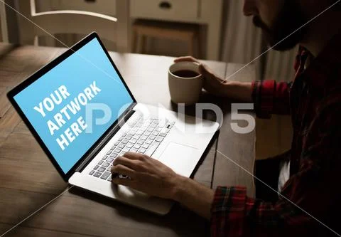 PSD template of man working on laptop while having coffee at dining table in Modello PSD