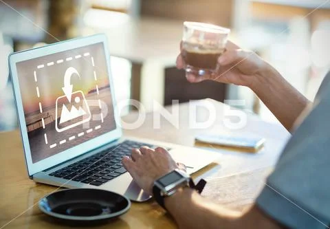 PSD template of man working on laptop while having coffee at table in cafe PSD 템플릿