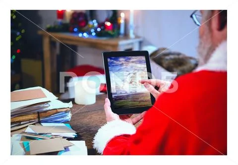 PSD template of Santa Claus using digital tablet at home Modello PSD