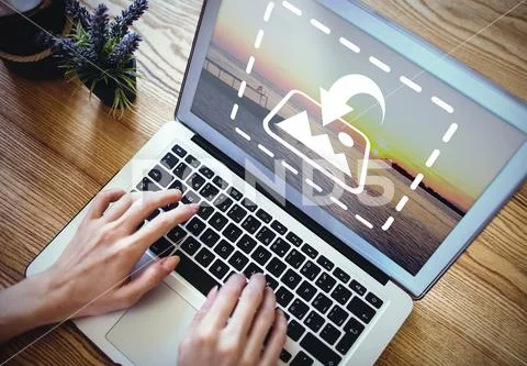 PSD template of woman hands using laptop at wooden table Modello PSD