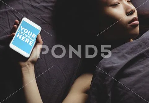 PSD template of woman holding mobile phone while sleeping on bed in bedroom at Plantilla PSD