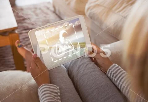 PSD template of woman using digital tablet on sofa at home PSD-sjabloon