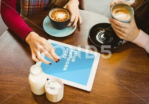 PSD template of woman using digital tablet while having coffee at table in cafe PSD-Vorlage