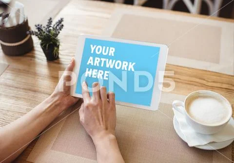PSD template of woman using digital tablet in cafe Modello PSD