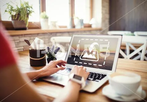 PSD template of woman using laptop at table in cafe Modello PSD