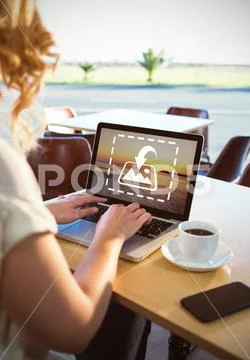 PSD template of woman using laptop at table in coffee shop PSD-sjabloon