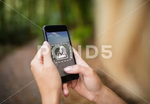 PSD template of woman using smartphone Modello PSD