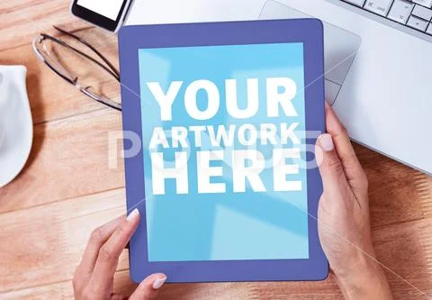 PSD template of woman using tablet Modèle PSD