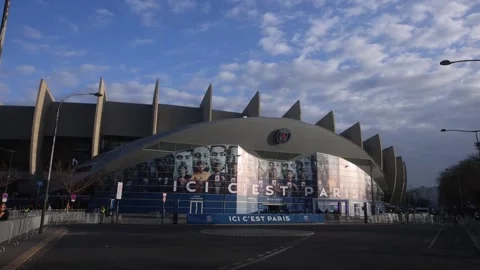 PSG train with spectators at the Parc des Princes stadium in Paris, París (es-ES Video stock 234010240