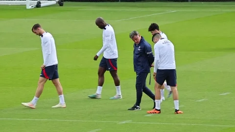 PSG training in Paris, Saint-Germain-en-Laye, FR - 05 May 2023 Vídeos de archivo 240399631