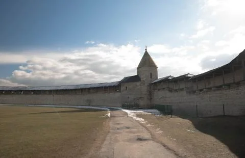 Pskov. Kremlin on background of blue sky and gray clouds Foto stock