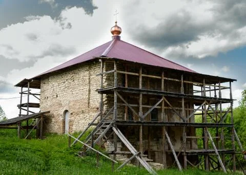Pskov, Malsky monastery, old stone Church Foto stock