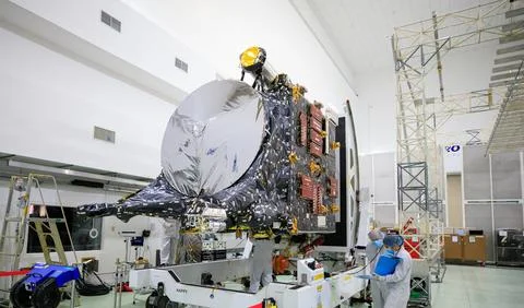 Psyche Solar Array Arrival and Offload. A NASA team prepares the Foto stock
