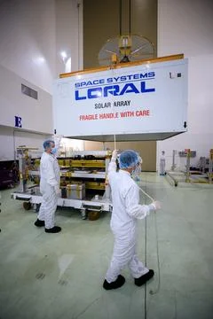 Psyche Solar Array Unboxing. A NASA team lifts the cover off the 库存照片