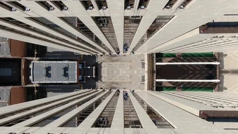 Psychedelic mirror effect on the footage of industrial alpinists on the building Vidéo 109201246