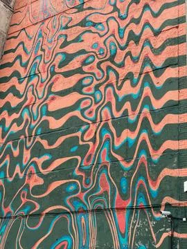Psychedelic mural with wavy lines in vibrant teal, pink, and orange creatin.. Foto stock