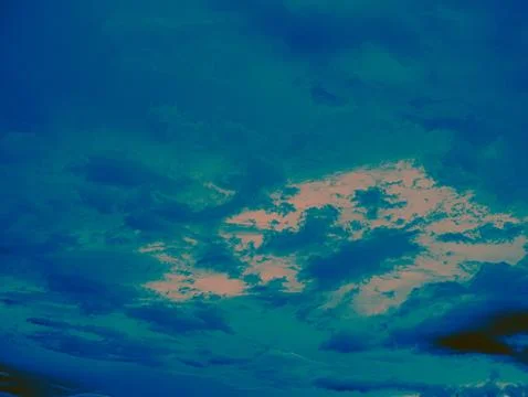 Psychedelic Teal Peach Duotone Dramatic Cloudscape Pink Lit Cloud Mass Abst.. Stockfoto's