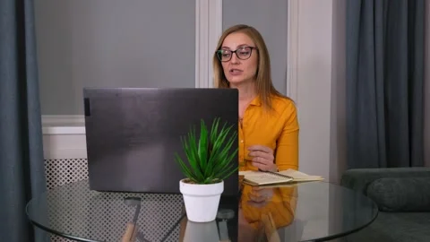 Psychologist conducts session with clients remotely through laptop. Online Vídeos de archivo 231328937