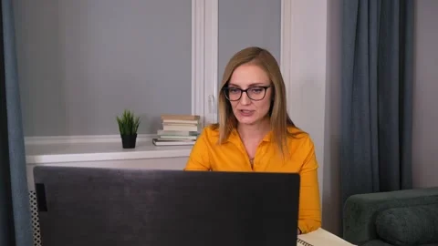 Psychologist conducts session with clients remotely through laptop. Online 库存影片 231328960