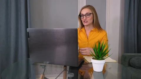 Psychologist conducts session with clients remotely through laptop. Online 스톡 동영상 231329077