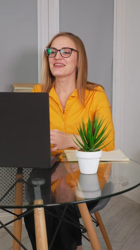 Psychologist conducts session with clients remotely through laptop. Online Vídeos de archivo 231329247