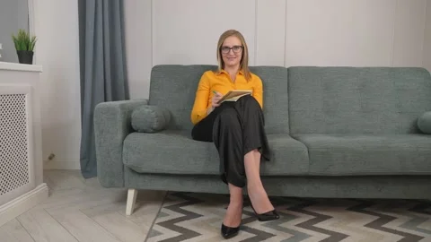 Psychologist conducts session with clients remotely through laptop. Online 스톡 동영상 231329607