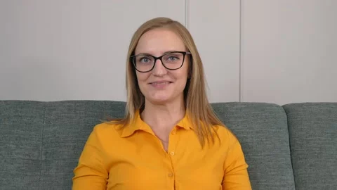 Psychologist conducts session with clients remotely through laptop. Online Vídeos de archivo 231329632