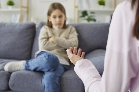 Psychologist meeting sad child with with problems in communication, learning Foto stock