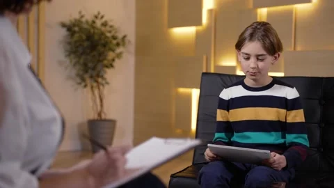Psychologist using drawings on tablet to test kid Vídeo Stock 190982986