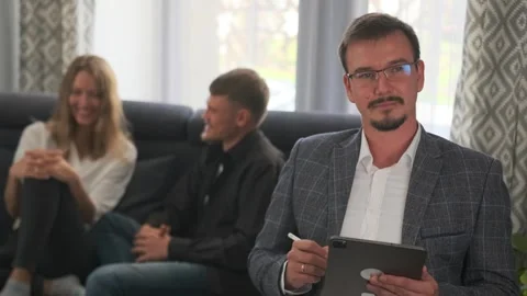 The psychotherapist takes notes while a couple shows restored trust. 스톡 동영상 296214029