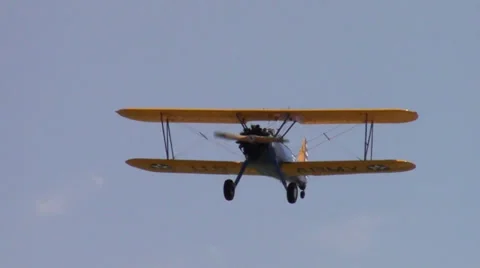 PT-17 Stearman Fly By 스톡 동영상 33319383
