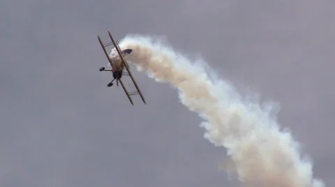 PT-17 Stearman Flying 動画素材 33582273