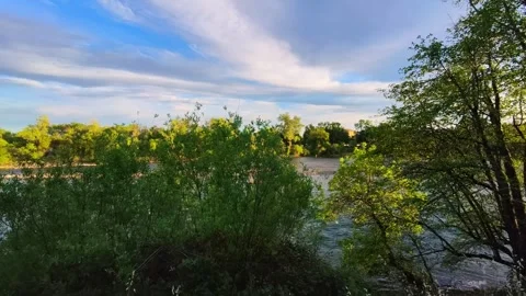 PT1-SUN SET-SUN DIAL BRIDGE-SACRAMENTO RIVER-FULL 360-RISING AND TURN TO SUN SET 스톡 동영상 332011122