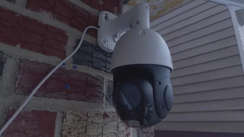 PTZ Surveillance Camera with IR LEDs Mounted on Residential Brick Vidéo 330671877