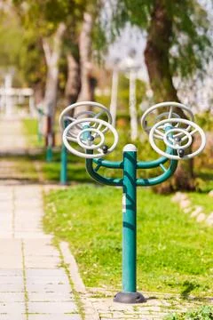 Public exercise machine with rotating wheels designed for upper body workou.. Stock-Fotos