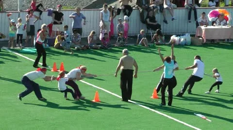 Public family competitions. Rope pulling with team rival through the line Vidéo 12341476