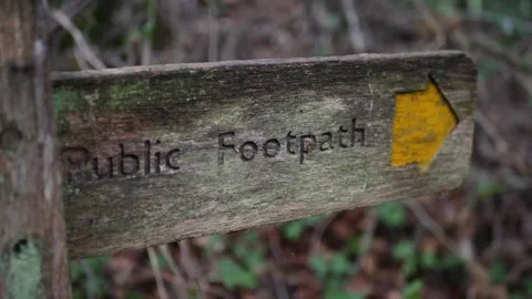 Public footpath sign pull focus Stock Footage 139011666