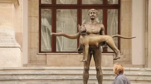 Public Greets Traian and the Wolf Statue Vídeo Stock 11867423