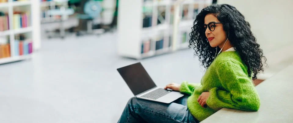 Public library study gives the student a focused space for online learning Stock-Fotos