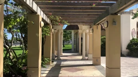 Public Park columns Vídeos de archivo 180516622
