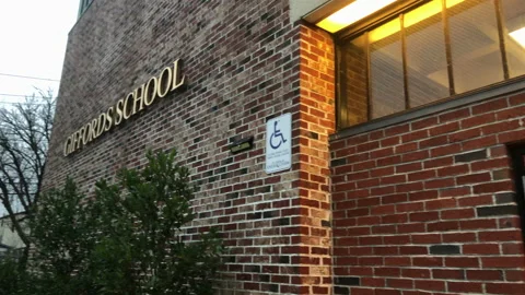 Public School closed due to Covid-19 pandemic, notice on doors Stockbeeldmateriaal 145292970