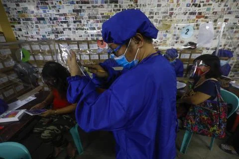 Public school distributes electronic tablets for online learning modules for stu Fotos de archivo