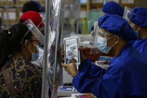 Public school distributes electronic tablets for online learning modules for stu Fotos de archivo