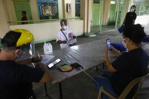 Public school distributes electronic tablets for online learning modules for stu Fotos de archivo