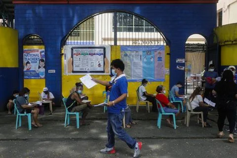 Public school distributes electronic tablets for online learning modules for stu Fotos de archivo