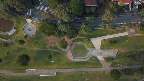 Public square closed with walls to avoid gatherings - Praca do Por do Sol Vídeo Stock 133531192