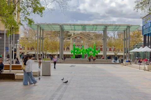 Public Square in Perth Featuring Green Sculpture and People 写真素材