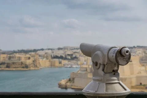 Public viewing telescope in Valletta looking to other views of the Malta peni Foto stock