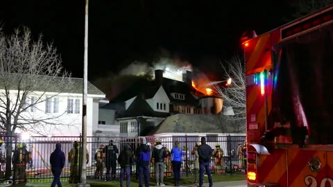 Public watching massive fire Stock Footage 139657196